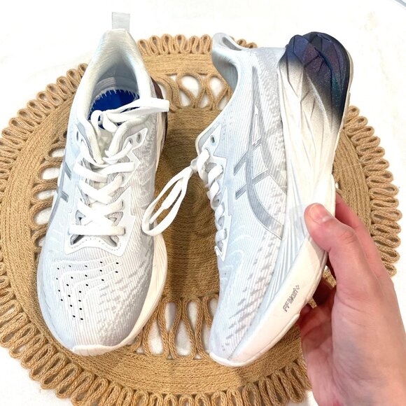 ASICS Novablast 4 Platinum Real White Pure Silver Sneakers Women's 8 - Picture 2 of 12